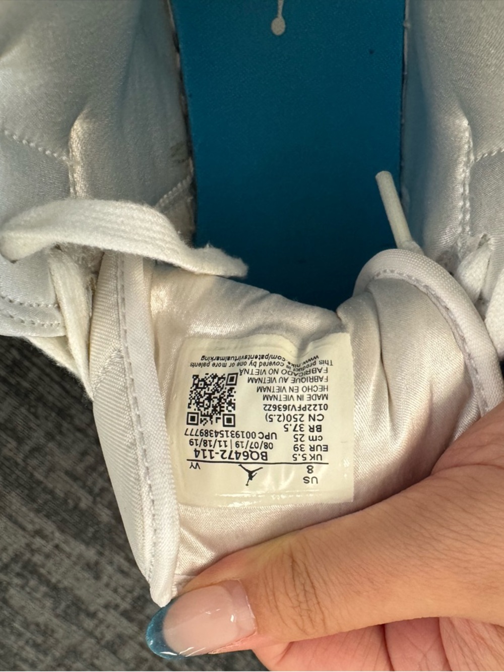 Air Jordan 1 Mid "UNC" Sneakers - Picture 9 of 9